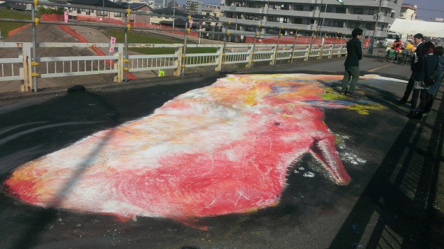 小戸之橋魚群ART展示会1－クジラ