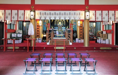 青島神社神前