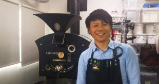 写真㈬店主「レゴリスコーヒー店主の浅井さんと焙煎機」