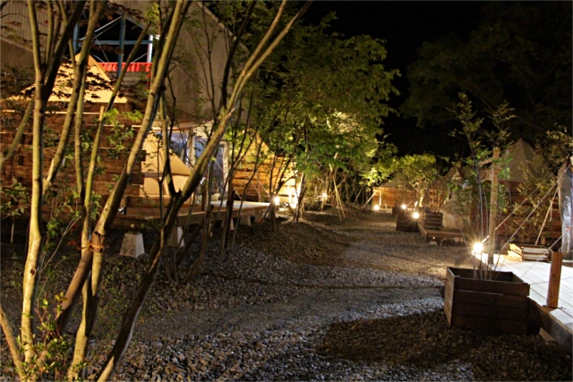 夜のキャンプ地