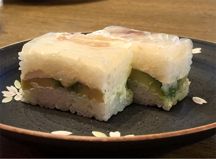 アボカドと昆布〆め鯛の押し寿司